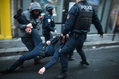 Poliser och demonstranter drabbade samman i Paris den 23 december efter att en man skjutit ihjäl tre personer och skadats ytterligare fyra personer i närheten av ett kurdiskt kulturcenter.