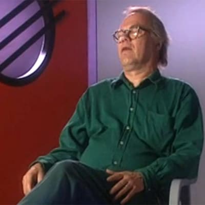 Runoilija Markku Into istuu haastateltavana vuonna 1997.