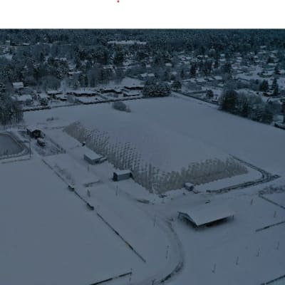 Luminen maisema, jossa näkyy kuplahalli yläviistosta kuvattuna.