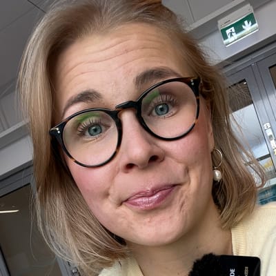 Kaksiosainen kuva. Vasemmalla satelliittikuvaa Kertšinsalmen sillan tulipalosta, oikealla toimittaja Sara Salmi.