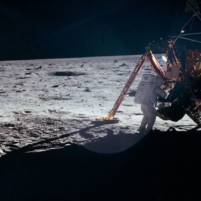 USA:n lippu ja Armstrong Kuun pinnalla.