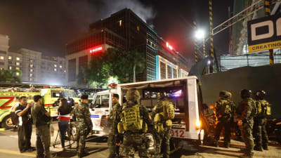 Polis och räddningsarbetare kallades in för att bekämpa en brand i hotellet The Resorts World Manila. Branden orsakades av en beväpnad man som stormade hotellets kasino