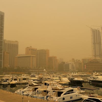 Beirutin venesatama peittyneenä hiekkamyrskyyn.