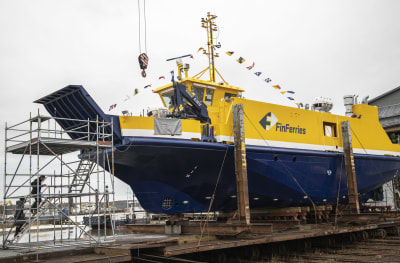 Förbindelsebåten Innamo ligger på dock. 