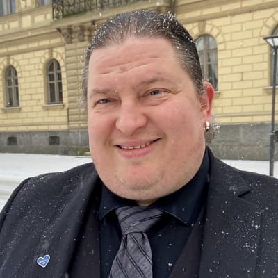 Hämeenlinnalainen kuntapoliitikko Antti Ahonen Hämeenlinnan raatihuoneen edustalla tammikuun hienoisessa lumisateessa.