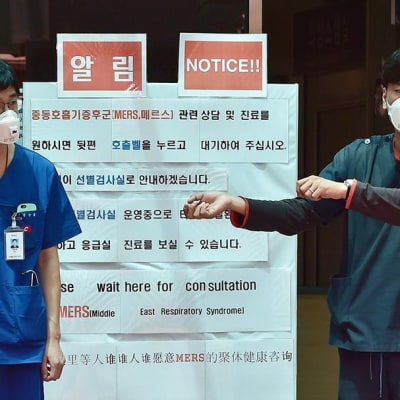 Sjukhuspersonal iförda andningsskydd i Sydkoreas huvudstad Seoul den 2 juni 2015.
