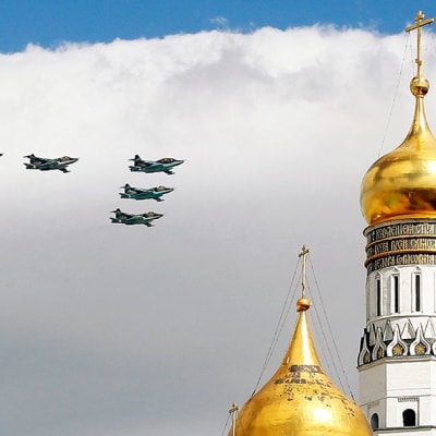 Su-25 rynnäkkökoneita lentonäytöksessä Moskovassa 5. toukokuuta 2015.
