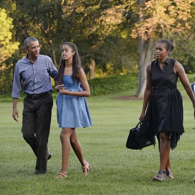 Barack Obama vaimonsa Michellen sekä tyttäriensä Malian ja Sashan kanssa 23. elokuuta 2015.