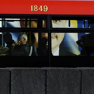 Presidenttiehdokas Andrej Kiskan vaalimainos näkyi bussin ikkunoiden läpi Bratislavassa 28. maaliskuuta.
