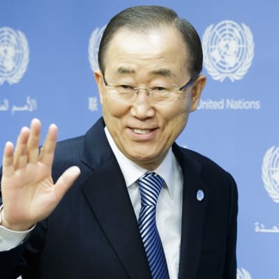 Yhdistyneiden Kansakuntien pääsihteeri Ban Ki-moon saapuu viimeiseen lehdistötilaisuuteensa YK:n päämajassa New Yorkissa 16. joulukuuta 2016. Ban Ki-moonia pääsihteerinä seuraa  Antonio Guterresin vuoden 2017 alusta. 