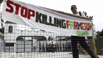 En banderoll med texten "Sluta mörda jordbrukare" i samband med en demonstration mot undantagstillståndet i Mindanao, utanför ett militärhögkvarter i Quezon City 6.12.2017.