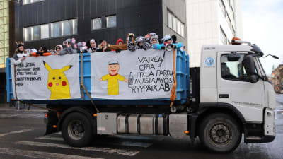 En lastbil full med abiturienter utklädda till djur på ett lastbilsflak på penkis i Åbo 2019.