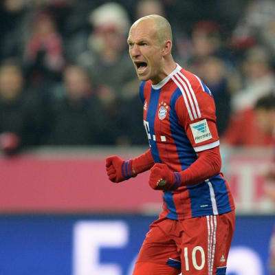 Arjen Robben tuulettaa maaliaan Schalkea vastaan.