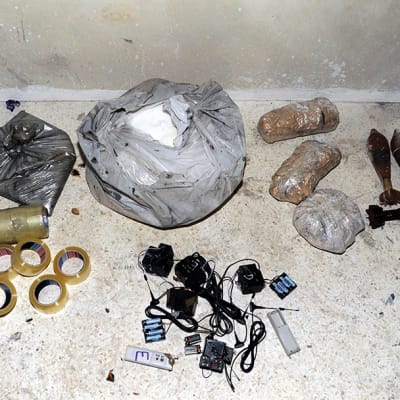 Syyrialaisen SANA-uutistoimiston 24. elokuuta julkaisema kuva, joka esittää Syyrian hallituksen mukaan kemiallisiin aseisiin käytettyjä materiaaleja. Materiaalit löydettiin Damaskoksen laitamilta. 