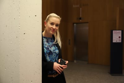 Vihreiden kansanedustaja Sofia Virta kurkistaa kulman takaa.
