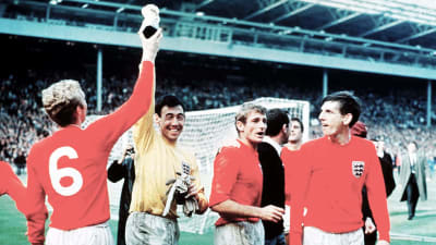 Gordon Banks och Bobby Moore höjer VM-pokalen efter finalsegern mot Tyskland 1966.