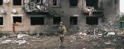 Ukrainsk polis undersöker en förstörd byggnad i Charkivområdet.