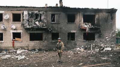 Ukrainsk polis undersöker en förstörd byggnad i Charkivområdet.