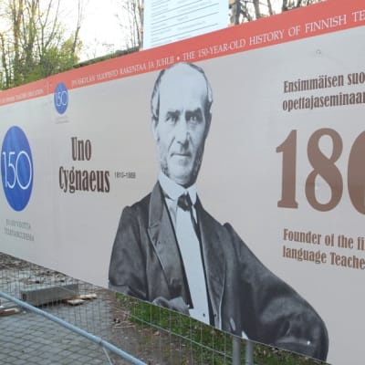 Jyväskylän yliopiston 150-vuotisjuhlavuosi näkyy myös Seminaarinmäen kampuksen remontin aidoissa.