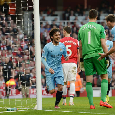 Manchester Cityn David Silva on juuri toimittanut pallon Arsenalin maaliin.