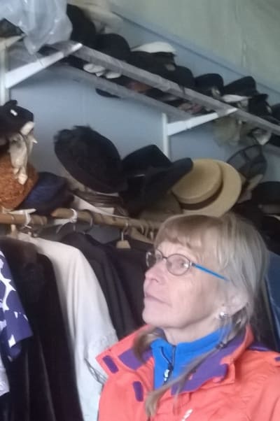 I Kaskö har det funnits många klädintresserade damer. Sonja Lapveteläinen tittar på hattar i hembygdsmuseets samling.