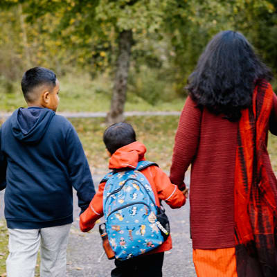 Kuvakollaasi kolmesta kuvasta. Lama Kourdi keinuttaa tytärtään ulkona. Sharmin Afrose kävelee ulkona lastensa kanssa. Candace Lindholm poikansa kanssa hiekkalaatikolla.