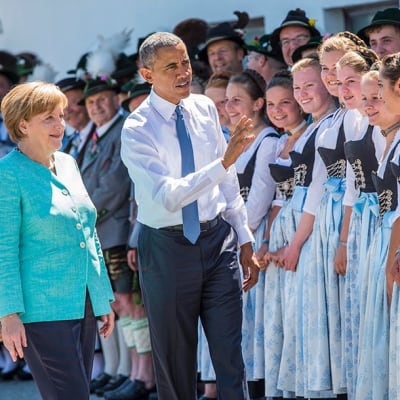 Saksan liittokansleri Angela Merkel ja Yhdysvaltain presidentti Barack Obama tervehtivät yleisöä Kruenissa ennen osallistumistaan G7-kokoukseen Garmisch-Partenkirchenssä, Saksassa sunnuntaina.
