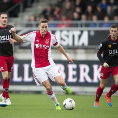 Ajaxin Niklas Moisander kuljettaa palloa.