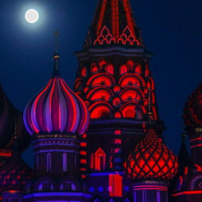 Pyhän Vasilin katedraali Moskovan Punaisella torilla. Taivaalla paistaa täysikuu.