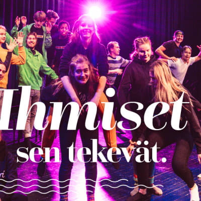Mikkelin kaupungin mainoskuva, jossa on nuoria teatteriharrastajia.