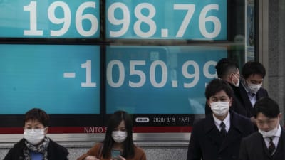 Nikkei-indexet på börsen i Tokyo rasade med över tio procent genast på fredag morgon.