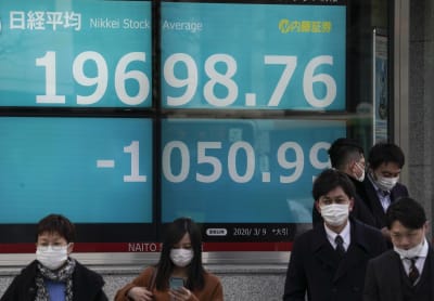 Nikkei-indexet på börsen i Tokyo rasade med över tio procent genast på fredag morgon.
