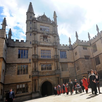 Opiskelu Britanniassa voi vaikeutua mahdollisen EU:sta irtautumisen takia. Kuvassa Oxfordin yliopisto rakennus.
