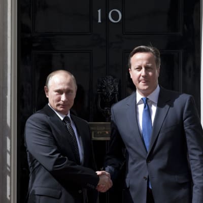 Iso-Britannian pääministeri David Cameron ja Venäjän presidentti Vladimir Putin valmistautuivat G8-kokoukseen Lontoossa 16. kesäkuuta.