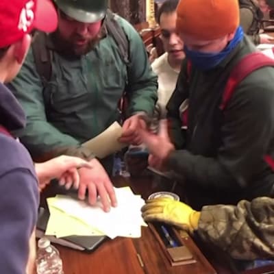 Kongressiin tunkeutuneet etsivät vastustajiaan senaatin istuntosalissa - New Yorker -lehden video