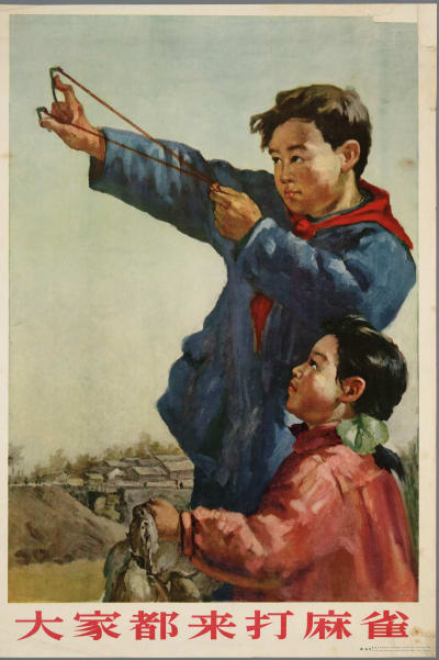 Kiinalaisessa propagandajulisteessa poika virittää ritsaa ampuakseen varpusia, ja pikkutyttö katsoo vieressä.