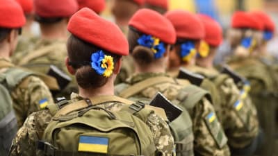 Kvinnliga ukrainska soldater med ryggarna vända mot kameran.