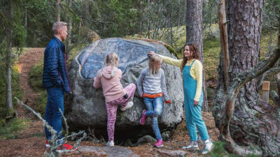 Egenland-ohjelman juontajat Hannamari Hoikkala ja Nicke Aldén ovat metsässä seuranaan tytöt Nellie ja Mea Wallden. Heidän keskellään on suuri kivi, josta on osa hiottu sileäksi.