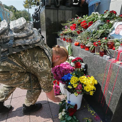 Ukrainalaissotilaat jättivät kukkia kuolleen kansalliskaartilaisen muistolle.