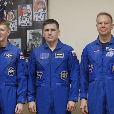 Euroopan avaruusjärjestön astronautti Timothy Peake (vas.), venäläinen kosmonautti Juri Malentšenko ja yhdysvaltainen astronautti Timothy Kopra.