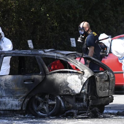 Poliisi tutkii palanutta autoa Malmössä Ruotsissa.