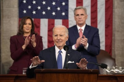 Joe Biden talar i USA:s kongress, Kamala Harris och Kevin McCarthy står bakom honom och klappar.