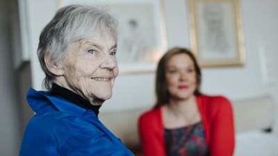 Märta Tikkanen och Johanna Holmström.