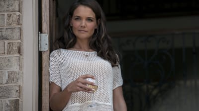 Vackra Bobbie lutar sig mot dörrkarmen i sitt fina hus.