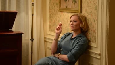 Cate Blanchett röker på film i blå klänning , sittandes
