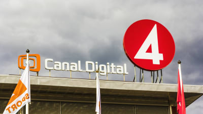 Tv4:s och Canal Digitals logotyper på ett hustak.
