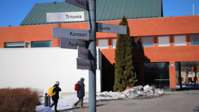 Opiskelijoita kävelemässä Vaasan yliopiston kampuksella