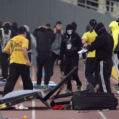 AEK:n kannattajat ryntäsivät kentälle.