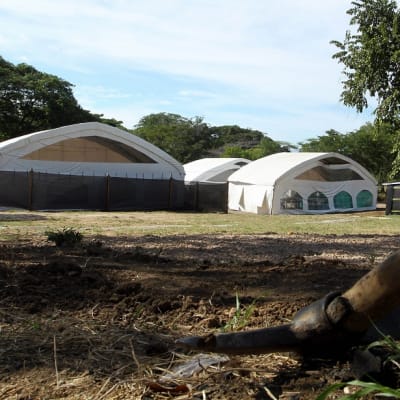 Kapinallisten aseiden luovutukseen tarkoitettuja telttoja Pondoresissa Kolumbiassa