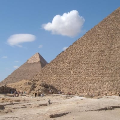 Kheopsin pyramidi ja sen takana Gizan muita pyramideja. 